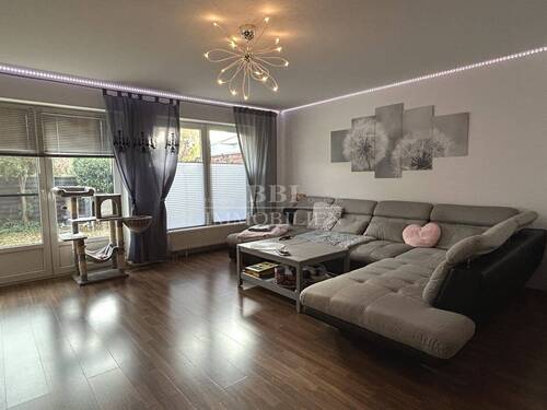 Wohnzimmer mit großer Fensterfront - Reihenmittelhaus mit 102,00 m&sup2; in Ellerau zum Kaufen