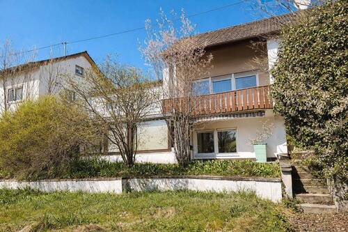 Blick vom Garten aufs Haus - 9 Zimmer Mehrfamilienhaus, Wohnhaus in Steinheim