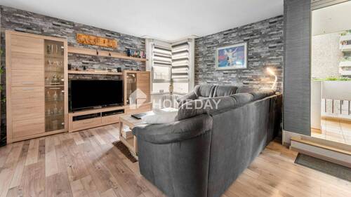 Wohnzimmer 1 1 - Großzügige Etagenwohnung mit Dachterrasse, zwei Balkonen und Tiefgaragenstellplatz