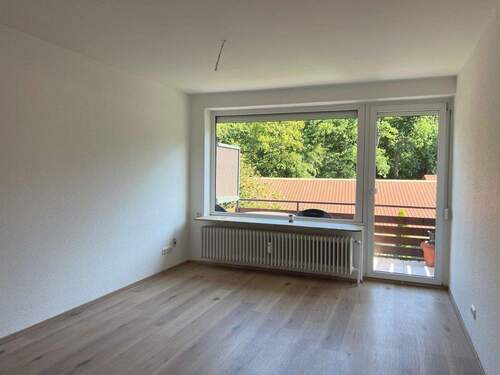 Wohn-/ Essbereich mit Balkon - 