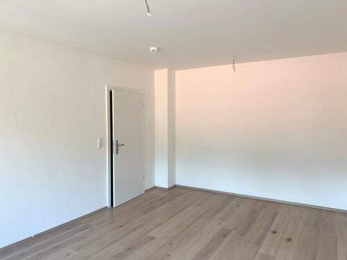 Wohn-/ Essbereich mit Balkon - 