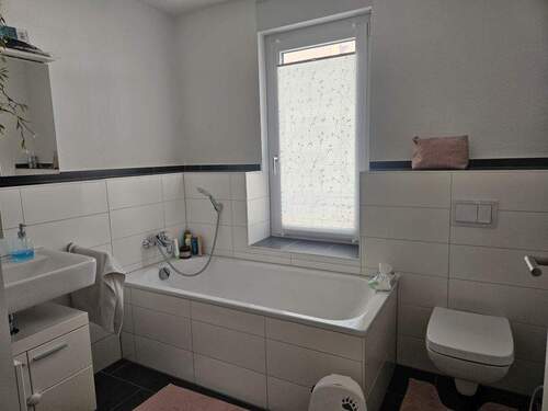 Bad mit Wanne, WC - 