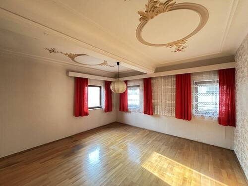 Zimmer OG mit Stuck - 