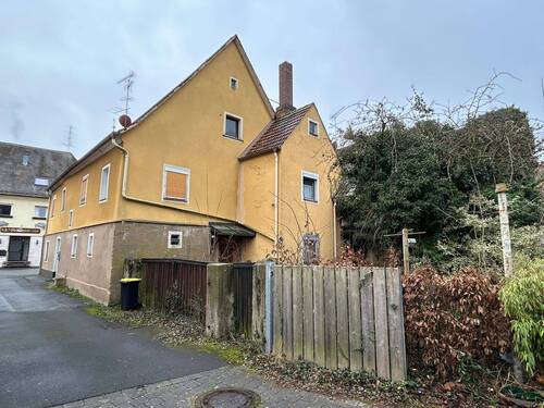 Giebelansicht Garten - 8 Zimmer Mehrfamilienhaus, Wohnhaus in Erlangen / Frauenaurach