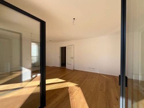 Wohnzimmer_Zutritt zum Garten - Terrassenwohnung mit 122,00 m² in München zum Kaufen