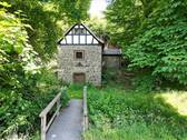 Straßenansicht vom Backes - Backes mit Charakter: Naturstein, Waldgrundstück & Tradition