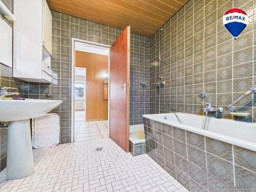 REMAX Immobilien DeLux Einfamilienhau Badezimmer Eppelborn Mark Borowicz - 