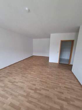 Wohnzimmer mit Blick zur Küche - 