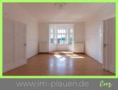 Schlafzimmer - 4-Zimmer-Wohnung mit Balkon, Kachelofen & frisch saniertem Bad in Plauen - jetzt mieten!