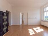 Wohnzimmer mit Kachelofen - 4 Zimmer Etagenwohnung in Plauen