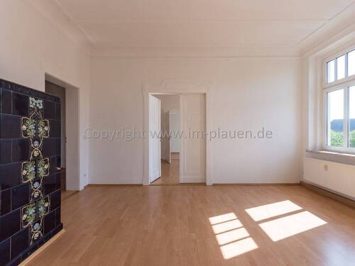 Wohnzimmer mit Kachelofen - 4 Zimmer Etagenwohnung in Plauen