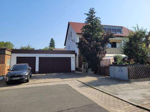 Objektansicht mit Garagen - 