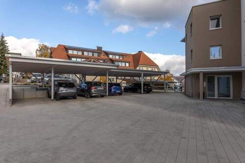 Carports Hinterhof - 3 Zimmer Etagenwohnung in Grafenhausen