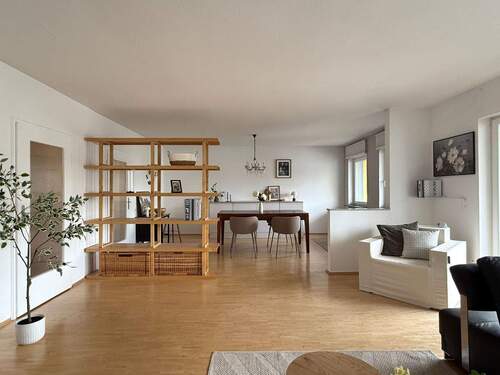 Großzügiger Wohnbereich - 3 Zimmer Etagenwohnung zum Kaufen in Erlangen