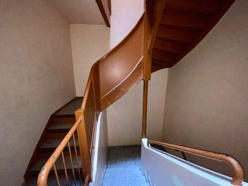 Treppenhaus - 8 Zimmer Etagenwohnung in Wiesloch