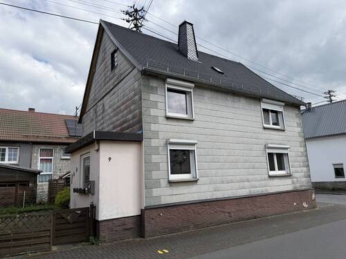 Straßenansicht - 4 Zimmer Einfamilienhaus in Freirachdorf