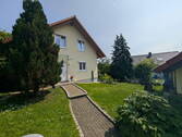 Frontansicht - Einfamilienhaus mit Doppelgarage mit großem Garten