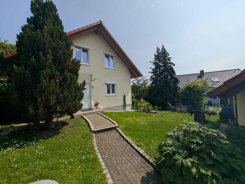 Frontansicht - Einfamilienhaus mit Doppelgarage mit großem Garten