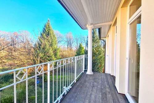 Balkon und Hauseingang - 