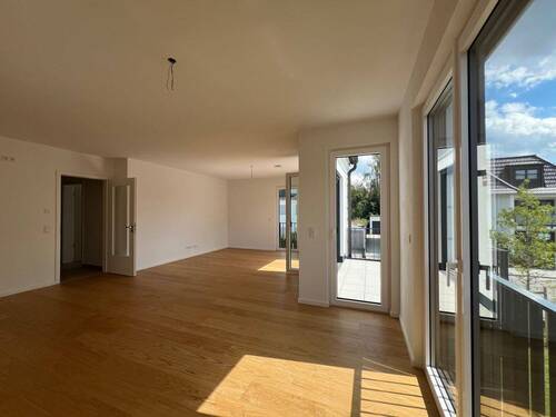 Wohnzimmer Ansicht 2 - Neubau (bezusgfertig): Drei-Zimmer-OG-Wohnung mit zwei Balkonen und TG-Stellplatz