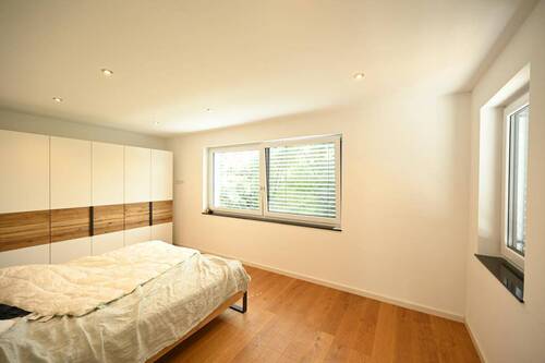 Schlafzimmer mit Blick in den Garten - 