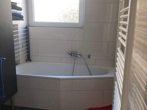 Teilansicht vom Badezimmer - Etagenwohnung mit 81,00 m² in Gummersbach zur Miete