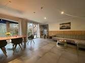 Wohnzimmer mit Terrassenzugang - 1 Zimmer Mehrfamilienhaus, Wohnhaus in Quickborn