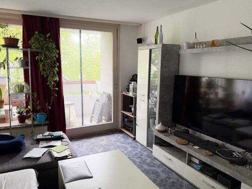großzügiges Wohnzimmer mit Balkonzugang - Etagenwohnung mit 63,00 m&sup2; in Würzburg zum Kaufen