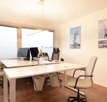 Schreibtischplätze in hellem Büro mit Blick über Hamburg - All-in-Miete