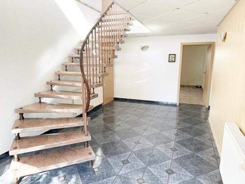 Erdgeschoss Eingangsbereich - 7 Zimmer Mehrfamilienhaus, Wohnhaus in Bauda