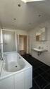 Badezimmer mit Dusche & Wanne - Etagenwohnung mit 125,00 m² in Amberg zur Miete