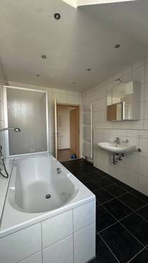 Badezimmer mit Dusche & Wanne - Etagenwohnung mit 125,00 m² in Amberg zur Miete