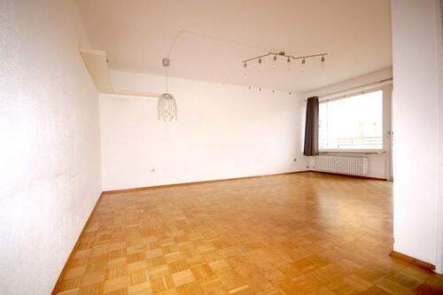 Wohnzimmer mit Zugang z. Ost-Loggia - 2 Zimmer Etagenwohnung zum Kaufen in München