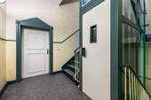 Haustür_Flur - 3 Zimmer Etagenwohnung in Hamburg Sankt Georg