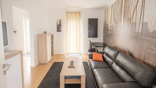 Dachgeschoss - Esszimmer (per KI aufgeräumt) - 