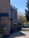 rechte Hausseite -Hauseingang u. Durchfahrt Garage - 