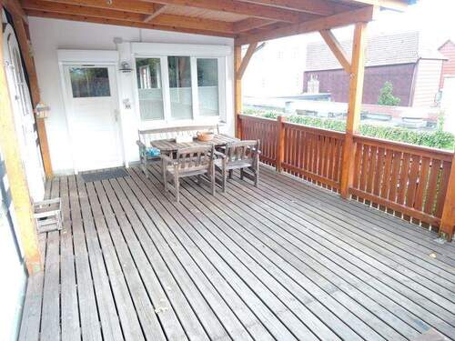 Große Dachterrasse im Eingangsbereich - RESERVIERT; Große Etagenwohnung mit eigenem Eingang, Kaminofen, EBK, Dachterrasse und kleinem Garten in der Innenstadt