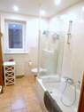 Geräumiges Bad mit Badewanne - 