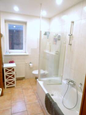 Geräumiges Bad mit Badewanne - 