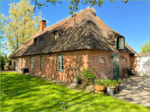 Ansicht Reetgebäude mit Innenhof - Ihr Ruhepol unter Reet** - 599.000,00&nbsp;EUR Kaufpreis, ca.&nbsp; 157,00&nbsp;m&sup2;&nbsp;Wohnfl&auml;che