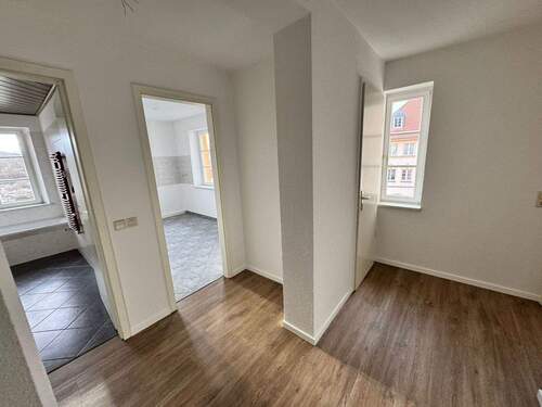04flur.jpg - Etagenwohnung mit 78,60 m&sup2; in Görlitz zur Miete