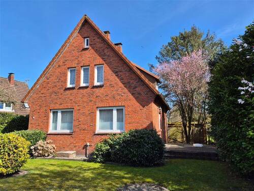 Straßenansicht - Einfamilienhaus mit Einliegerwohnung in ruhiger Wohnlage