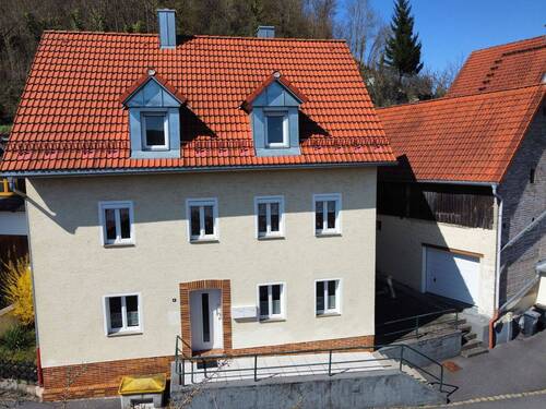 2 Wohneinheiten - OG und DG - Mehrfamilienhaus, Wohnhaus in Sulzbach-Rosenberg