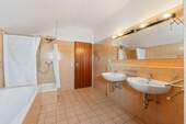 Badezimmer - weiterer Blick - 