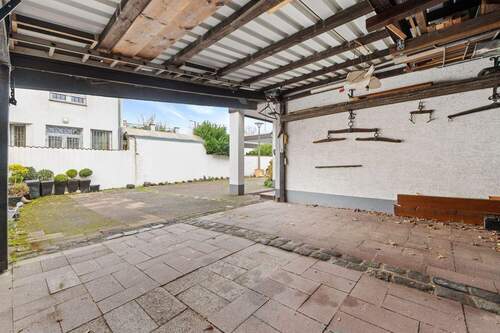 Carport mit Außenstellplätzen - 