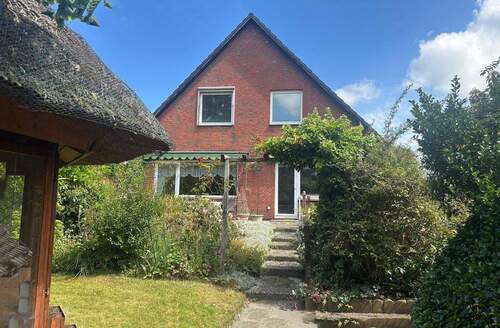 Blick vom Garten zur Terrasse und Haus - Einfamilienhaus mit 180,00 m&sup2; in Hamburg zum Kaufen