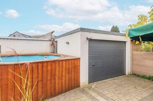 Pool und Garage - 