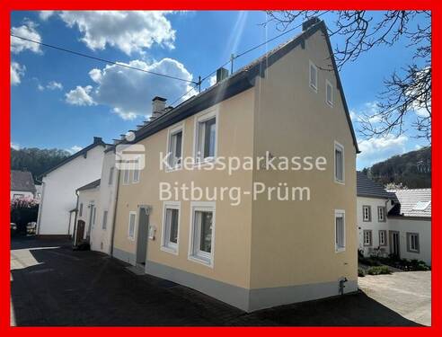 Vorder- und Seitenansicht - Kleineres Einfamilienhaus mit schönem Gartengrundstück und Garage