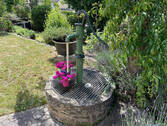 Zisternenbrunnen vor der Terrasse unten - 