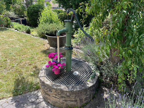 Zisternenbrunnen vor der Terrasse unten - 